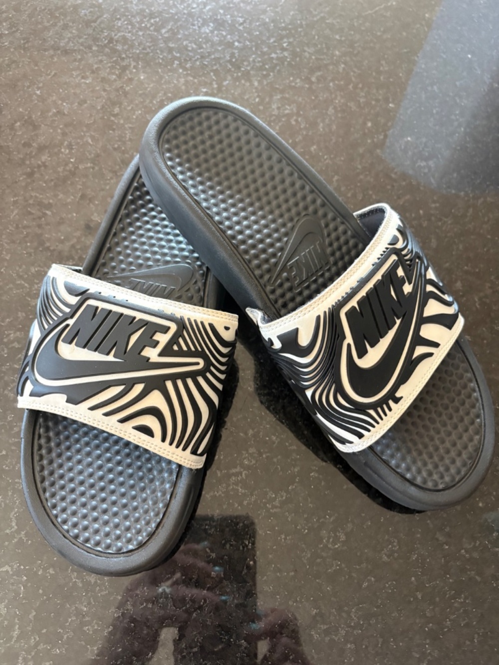 Nike Benassi JDI SE White Black Abstract Slides AJ6745-100 Men's Size 10 EU 44 - Picture 6 of 12